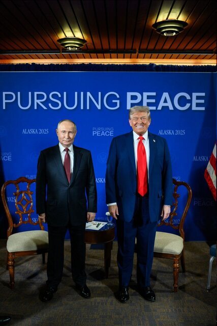 ایستادن ترامپ و پوتین مقابل پرده ای آبی رنگ بدون اظهار نظر؛ روی پرده چه نوشته شده است؟/ عکس