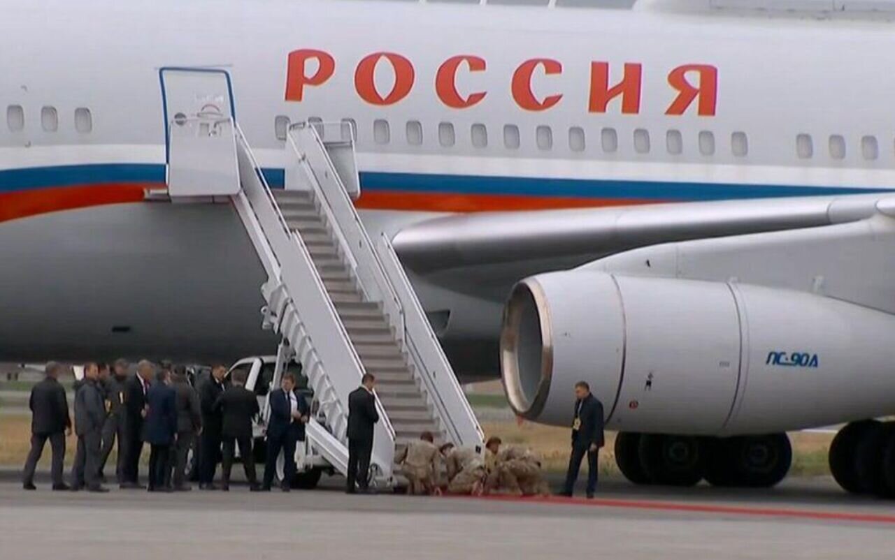 گاردین:این تصویر پسزمینه جدید گوشی پوتین است؛سربازان آمریکایی درحال زانو زدن زیر نوشته بزرگ «روسیه»/عکس