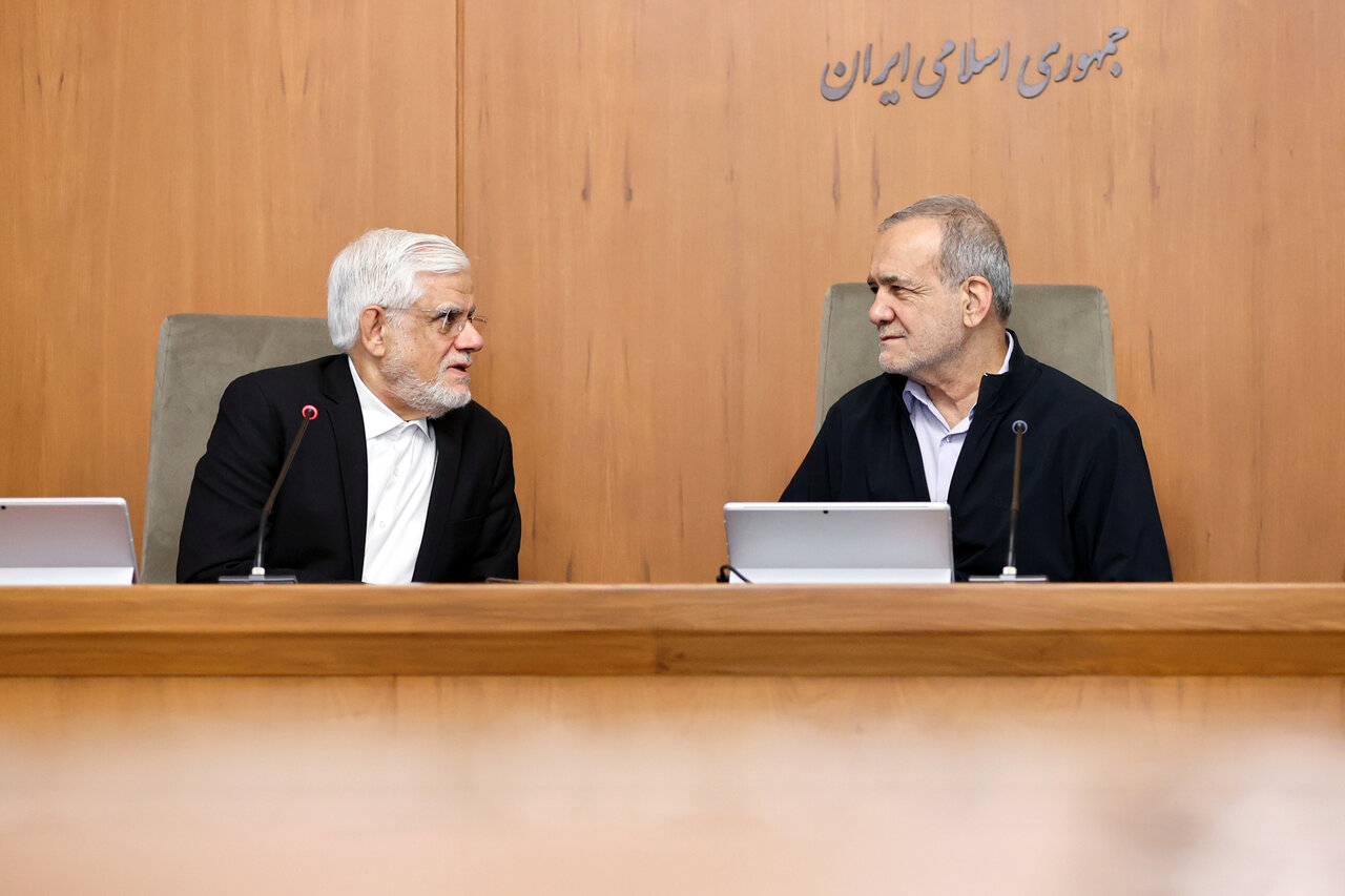 ستاد بررسی حوادث دیماه به فرمان پزشکیان نشست برگزار کرد/ چه نقشی در این ستاد برای عارف در نظر گرفته شده است؟ ستاد بررسی حوادث دیماه به فرمان پزشکیان نشست برگزار کرد/ چه نقشی در این ستاد برای عارف در نظر گرفته شده است؟