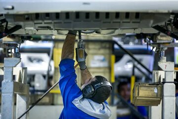 چرا خودروسازان ایران مونتاژ کار شدند؟/ تولید هر خودرو 2000 دلار ارز میبلعد