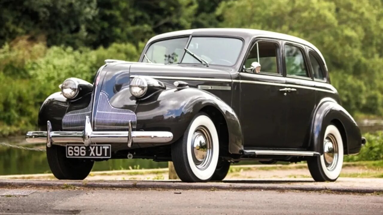 اولین خودرویی که چراغ راهنما را به جاده آورد!