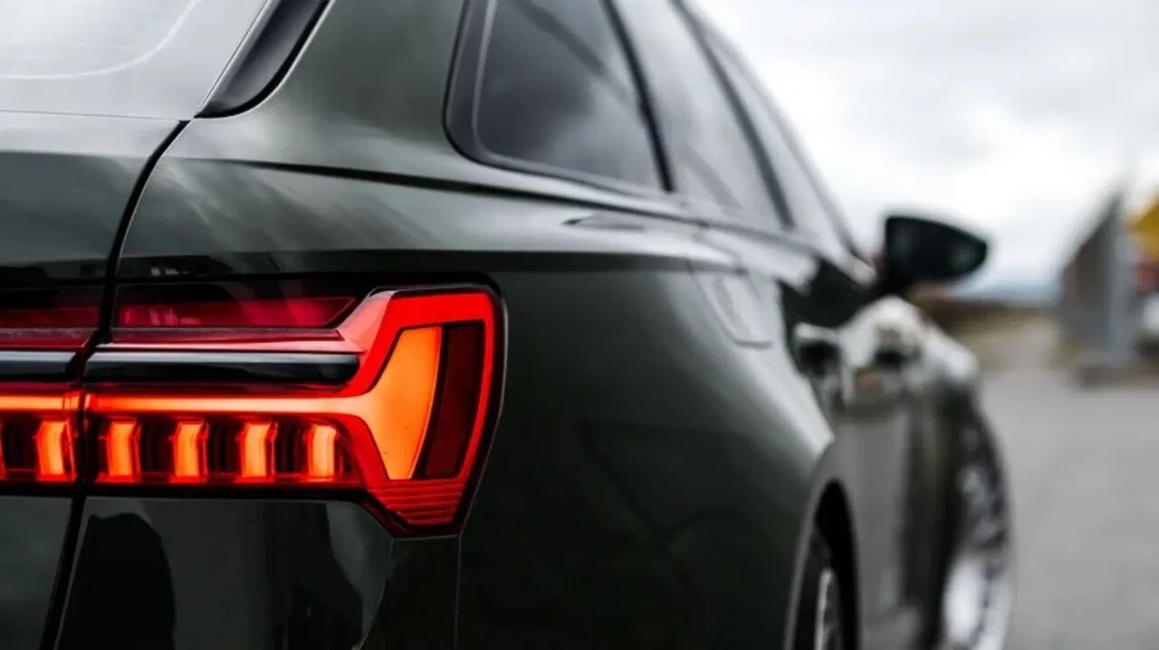 اولین خودرویی که چراغ راهنما را به جاده آورد!