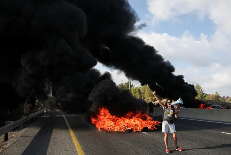 اعتصاب و اعتراضات سراسری در اسرائیل؛بنی گانتس و لاپید هم به تظاهرات پیوستند/اسموتریچ: این وضعیت به نفع حماس است+تصاویر