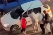 ببینید | وحشت در چالوس؛ حمله به پژو ۲۰۶ و پاسخ راننده با مسلسل کلاشنیکف!