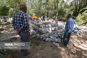 تصاویر | آمادهسازی آرامگاه استاد فرشچیان در اصفهان