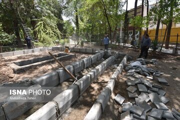 تصاویر | آمادهسازی آرامگاه استاد فرشچیان در اصفهان
