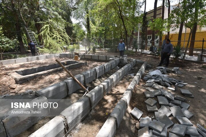 تصاویر |  آماده‌سازی آرامگاه استاد فرشچیان در اصفهان