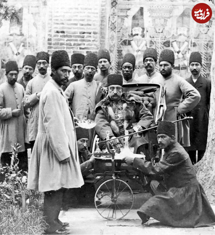 عکس/ ناصرالدین شاه سوار بر سهچرخه سلطنتی در حیاط کاخ گلستان
