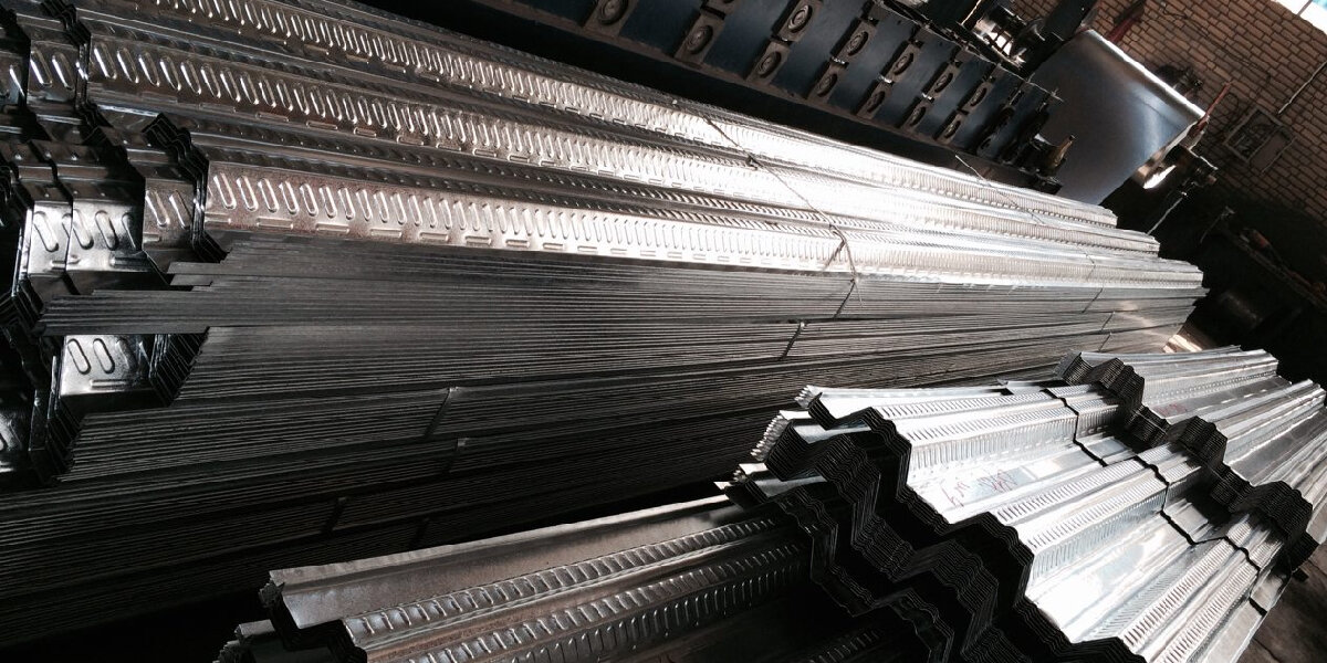 سقف عرشه فولادی یا سنتی؟ بررسی جامع هزینهها، سرعت اجرا و دوام