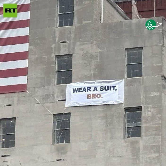 عکس | شوخی مردم واشنگتن با پوشش زلنسکی: «کتوشلوار بپوش رفیق!!»