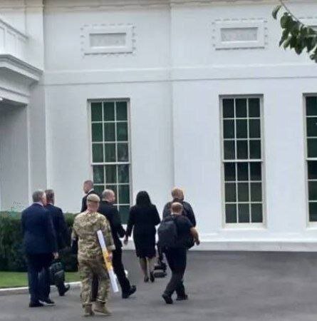 عکس | هیئت اوکراینی با یک نقشه بزرگ وارد کاخ سفید شد