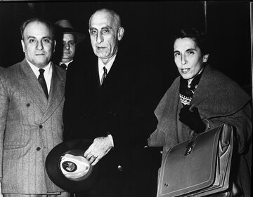 عکس/ دکتر مصدق در کنار محمدرضا پهلوی؛ اوایل دهه ۳۰