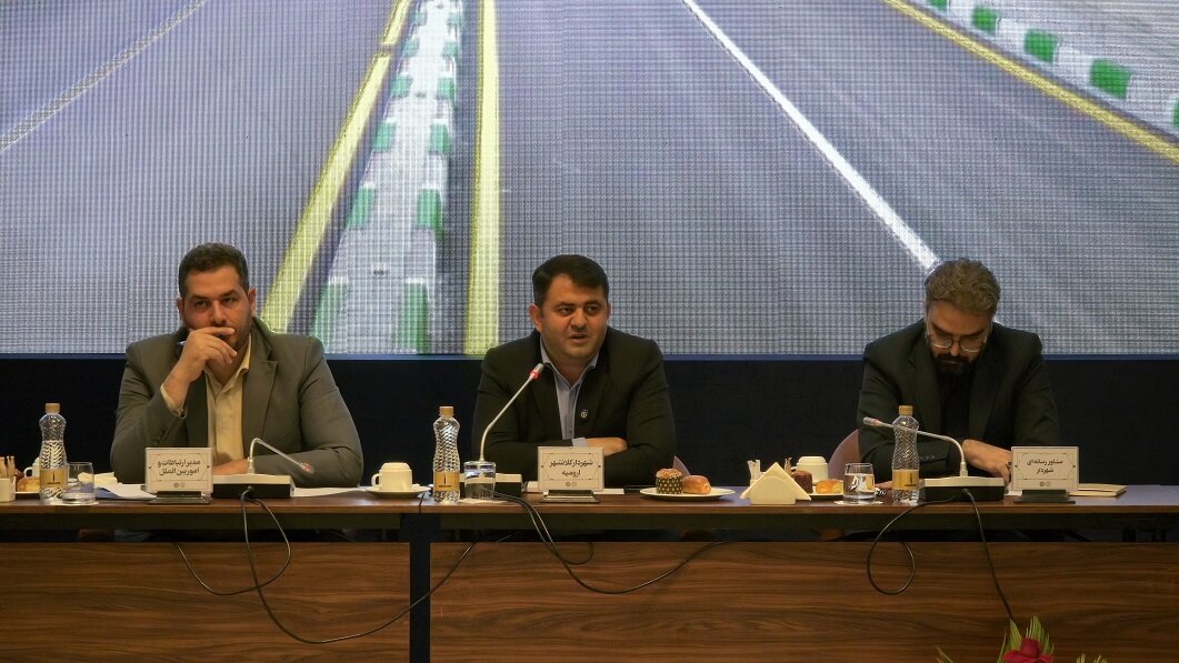 شهردار: تلاشمان ارتقای سطح زندگی و توسعه متوازن شهر ارومیه است / فرهنگسازی استفاده از تاکسی و اتوبوس شهری را مدنظر داریم