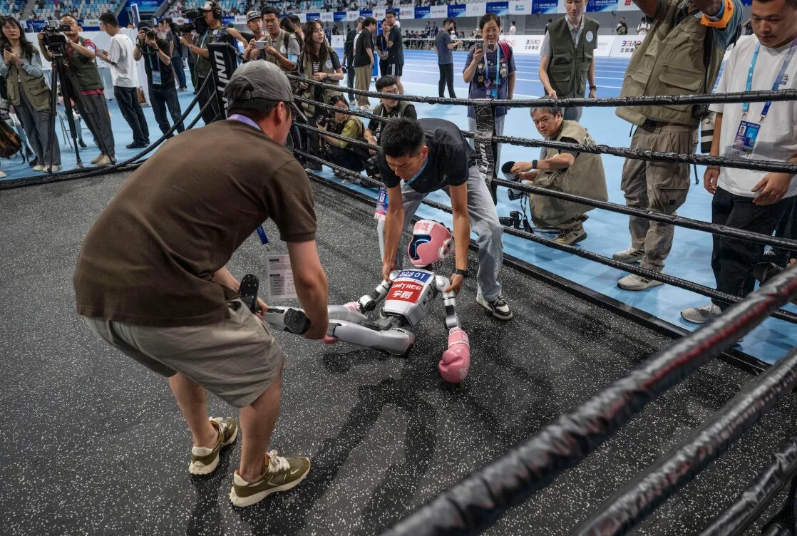 نخستین المپیک رباتهای جهان، تبدیل به یک شوی کمدی شد!