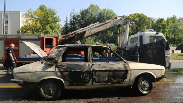 «تاکسی مرگ» مقابل پارلمان ترکیه به آتش کشیده شد/عکس