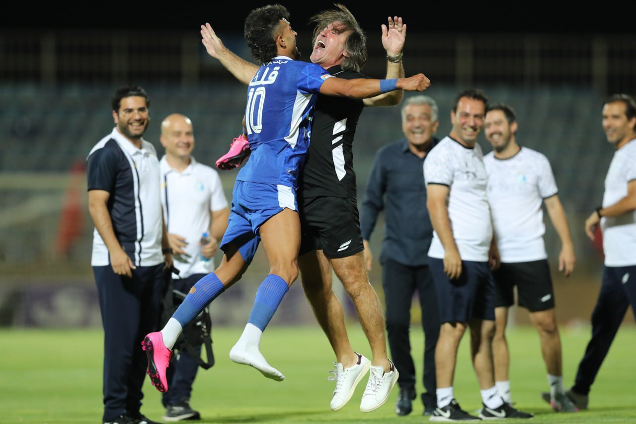 عکس | جشن ۲ نفره ساپینتو و رضاییان جلوی چشم تراکتوریها