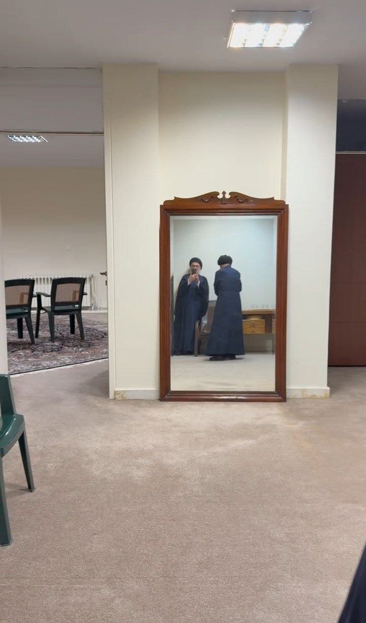 ابطحی و موسوی خوئینی در آینه در پاریس / موسوی خوئینی: آقای ابطحی عکس مرا از توی آینه میگیرید؟ + تصویر 2