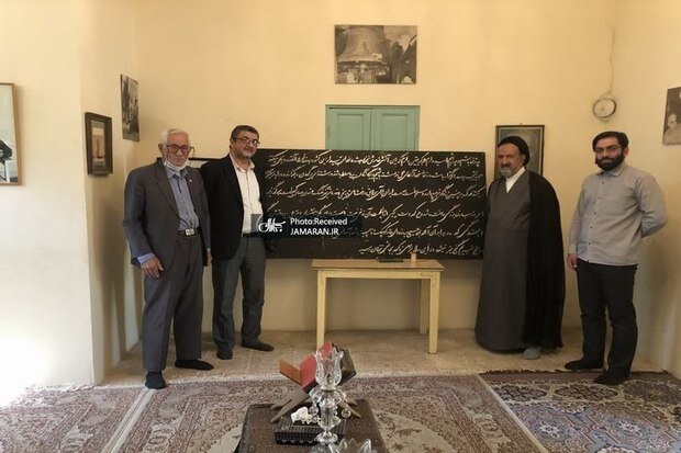 تصویری از سیدمحمود دعایی بر مزار دکتر مصدق در روستای احمد آباد تصویری از سیدمحمود دعایی بر مزار دکتر مصدق در روستای احمد آباد