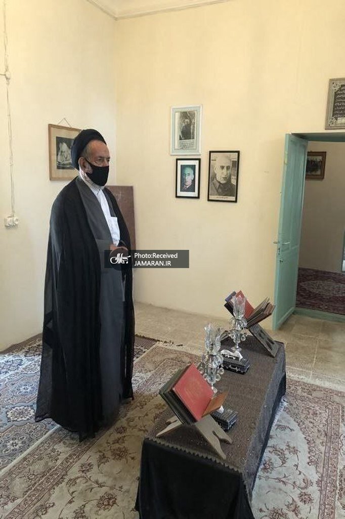 تصویری از سیدمحمود دعایی بر مزار دکتر مصدق در روستای احمد آباد