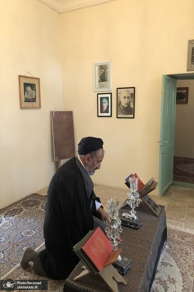 تصویری از سیدمحمود دعایی بر مزار دکتر مصدق در روستای احمد آباد