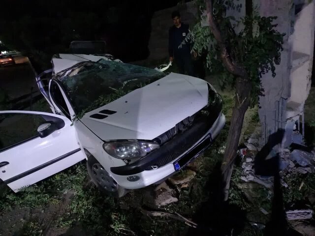 تصادف دو خودروی سواری پژو حادثه‌ساز شد