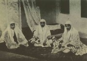 ابروهای زنان دوران قاجار به شکل کلاغی در حال پرواز بود/ در ماه دو روز وسمه‌کشان برگزار می‌شد