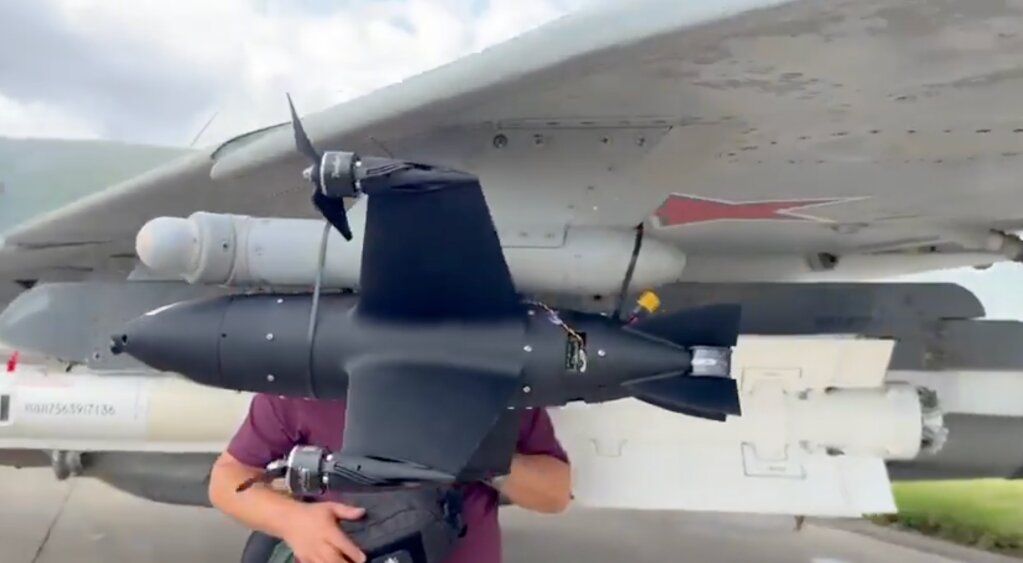 پهپادی که با بست پلاستیکی به جنگنده روسی وصل شد!