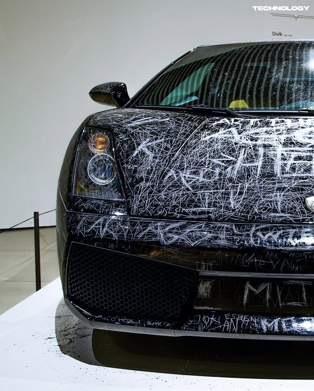 به موزه بیایید و روی لامبورگینی خطوخش بیندازید! /عکس