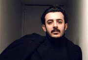علی شادمان جایزه‌اش را به بازیگر تئاتر زندانی؛ حسین محمدی تقدیم کرد