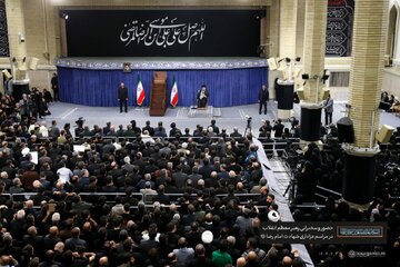 رهبر انقلاب: در جمع ابلهی که دنبال جایگزین برای جمهوری اسلامی بود، یک ایرانی هم بود، خاک بر سر آن ایرانی / ملت برابر خواسته اهانت آمیز آمریکا میایستد