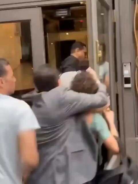 رسوایی مصر در نیویورک؛ضرب و شتم یک کودک و نوجوان آمریکایی در حمایت از غزه با حمایت پلیس تا حد مرگ/عکس