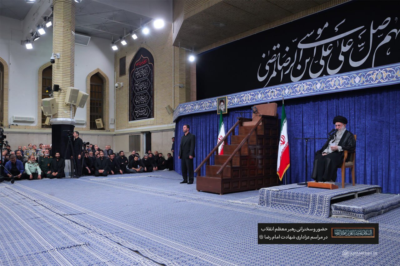 تصویر دیدنی از حضور رهبر انقلاب در مراسم عزاداری شهادت امام رضا (ع) 2