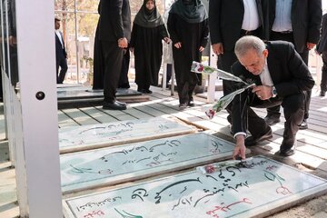 تصاویری از حضور پزشکیان بر سر مزار شهدای حمله اسرائیل به ایران/ چه کسانی از هیات دولت همراه رئیس جمهور بودند؟ تصاویری از حضور پزشکیان بر سر مزار شهدای حمله اسرائیل به ایران/ چه کسانی از هیات دولت همراه رئیس جمهور بودند؟