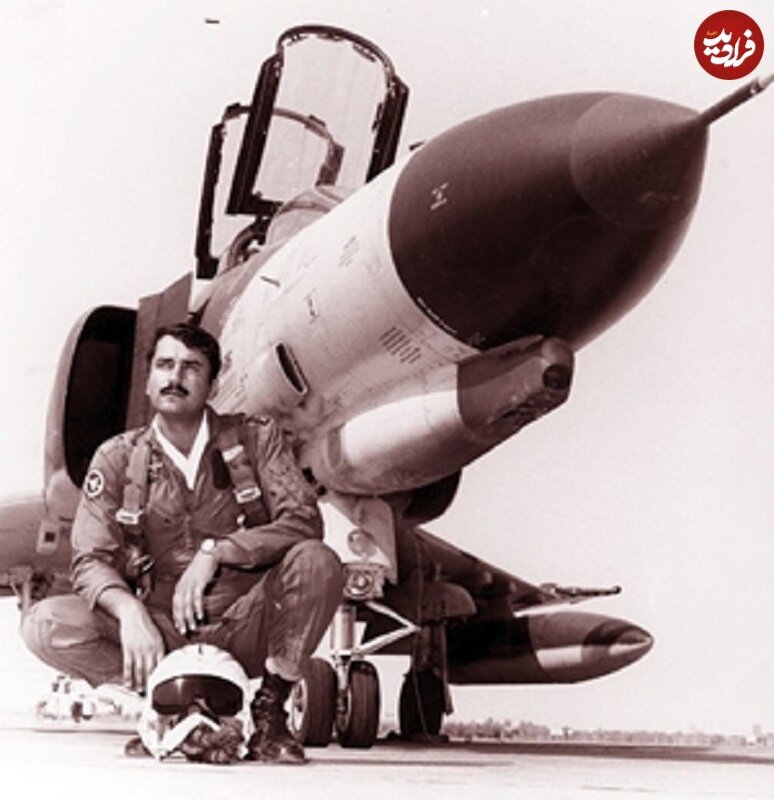 عکس/ علیرضا یاسینی، خلبان مشهور F-۴ و F۵ در کنار جنگندهاش در دهه ۵۰