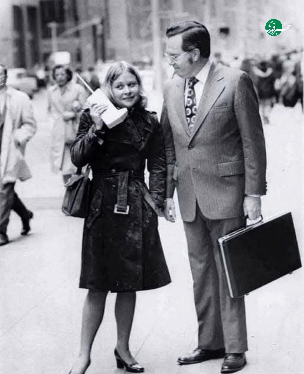 عکس | تصویری جالب از قدیمیترین نسخه تلفن همراه در دستان دختر جوان در سال ۱۹۷۳