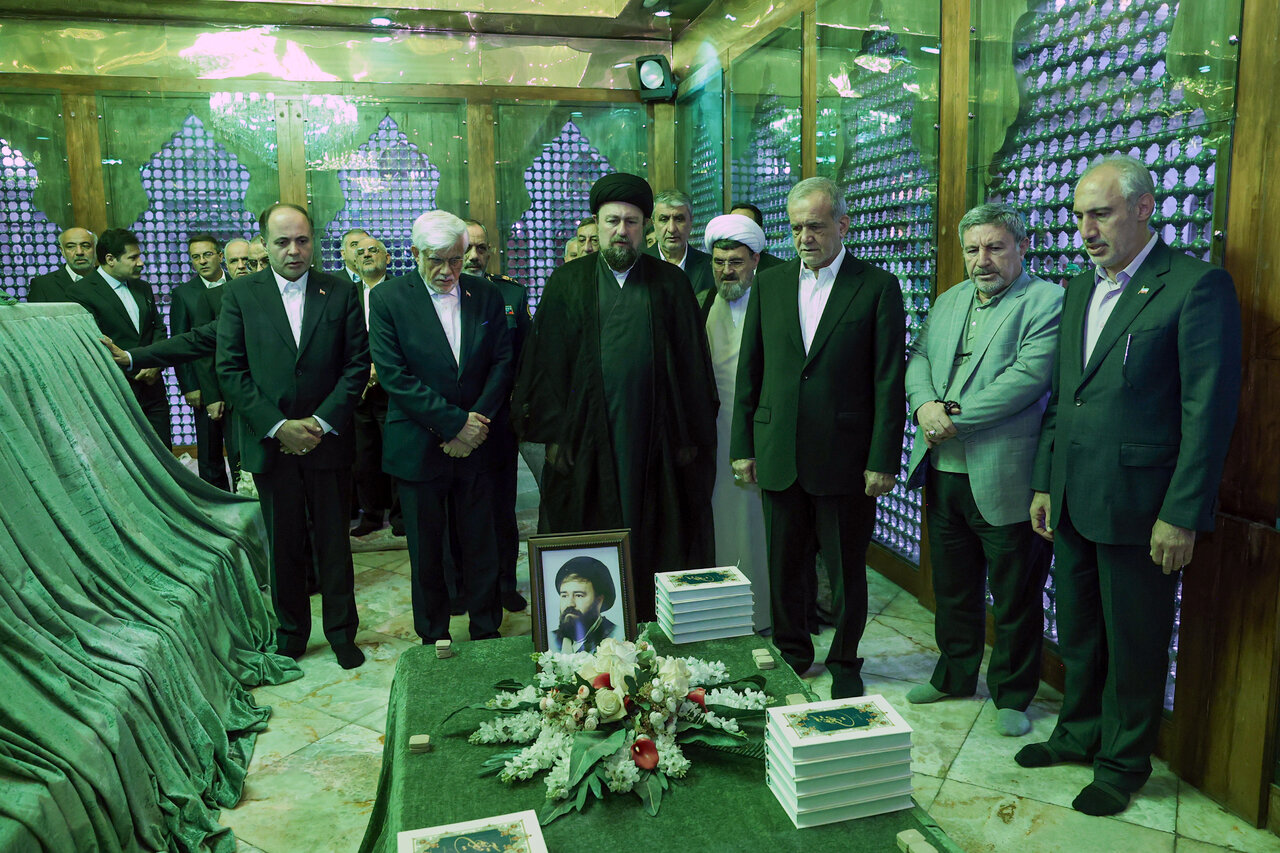 عکسی از فاتحه خوانی پزشکیان بر سر مزار آیت‌آلله هاشمی و سید احمد خمینی 3