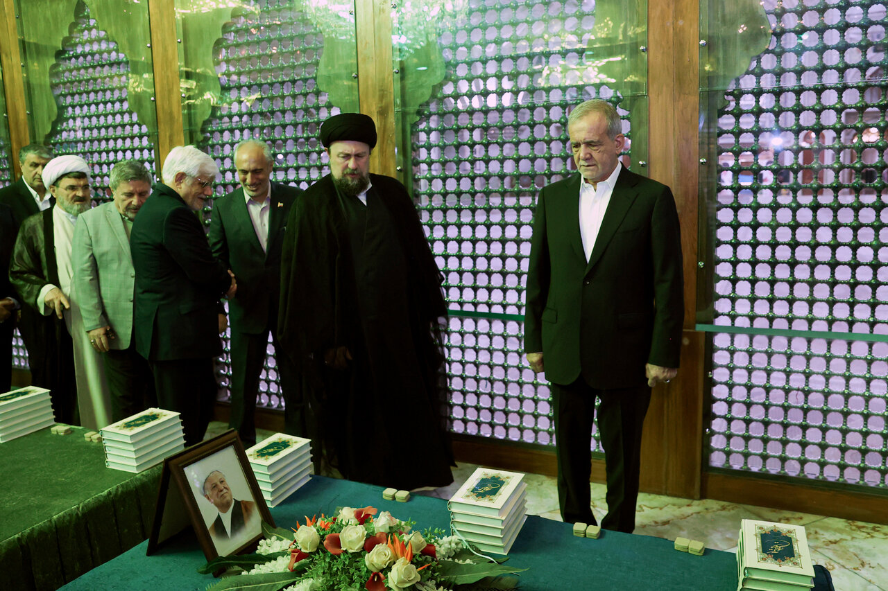 عکسی از فاتحه خوانی پزشکیان بر سر مزار آیت‌آلله هاشمی و سید احمد خمینی 2