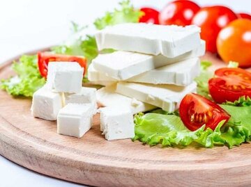 خوردن پنیر در وعده صبحانه؛ مفید یا مضر؟