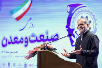 پزشکیان: چهل و هفت سال است به جای حل مشکلات، مدیر را عوض می‌کنیم / مشکل کشور با پیدا کردن مقصر حل نمی‌شود / بد مصرف می کنیم و بد مدیریت می کنیم
