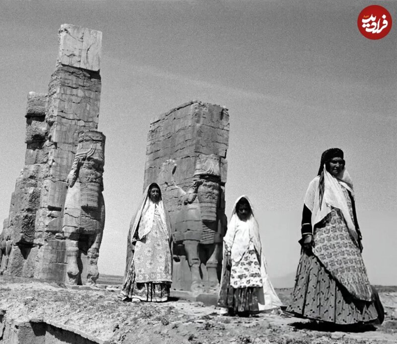 عکس/ زنان روستایی با لباس محلی در کنار دروازه ملل تختجمشید؛ سال ۱۳۳۸