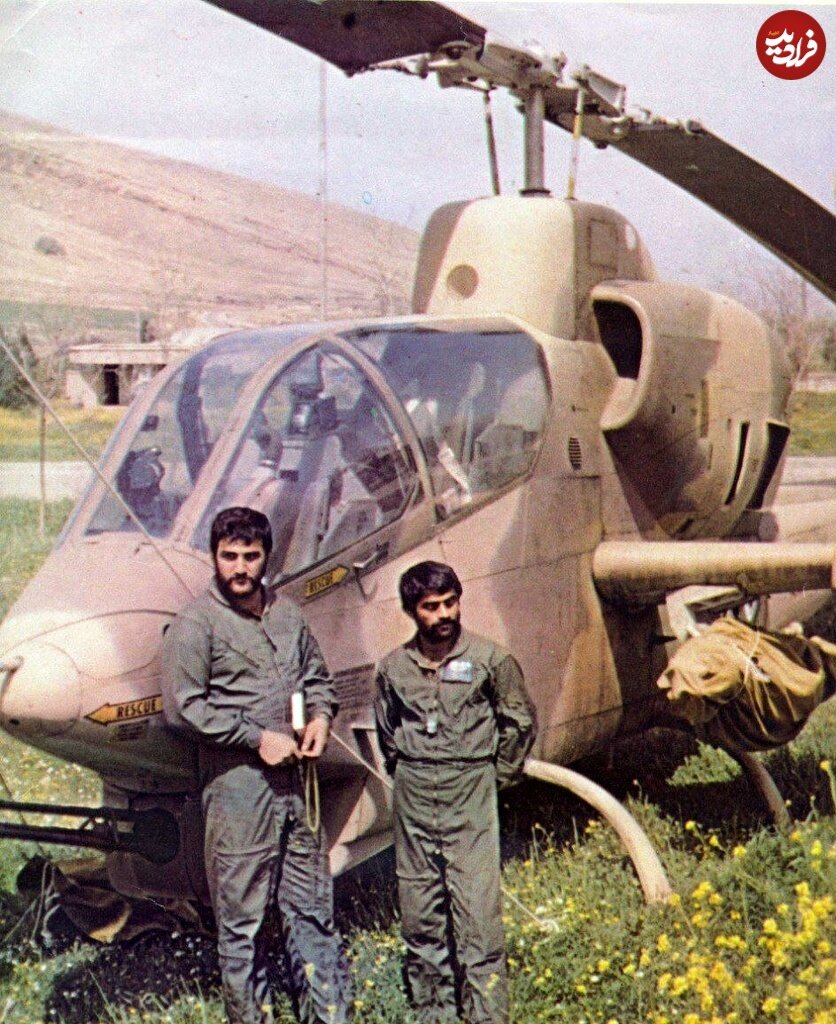 عکس/ شهید شیرودی، خلبان مشهور بل ایاچ-۱ در کنار هلیکوپترش؛ اواخر دهه ۵۰