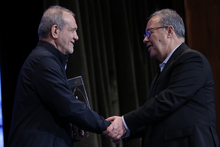 تصاویری از تجلیل پزشکیان از صنعتگران برتر کشور/ این وزیر دولت چهاردهم هم بود