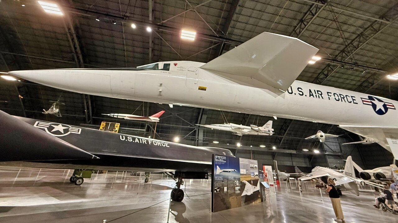 پدرخوانده B-۲ و قربانی عصر موشکها؛ تنها مخزن سوخت این بمبافکن، به اندازه یک هواپیما است!