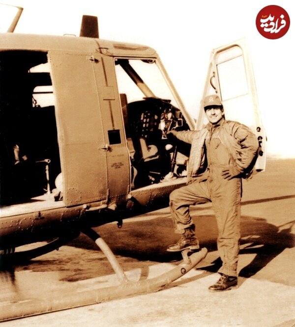 عکس/ احمد کشوری، خلبان مشهور بل ایاچ-۱ کبرا در کنار هلیکوپترش؛ دهه ۵۰