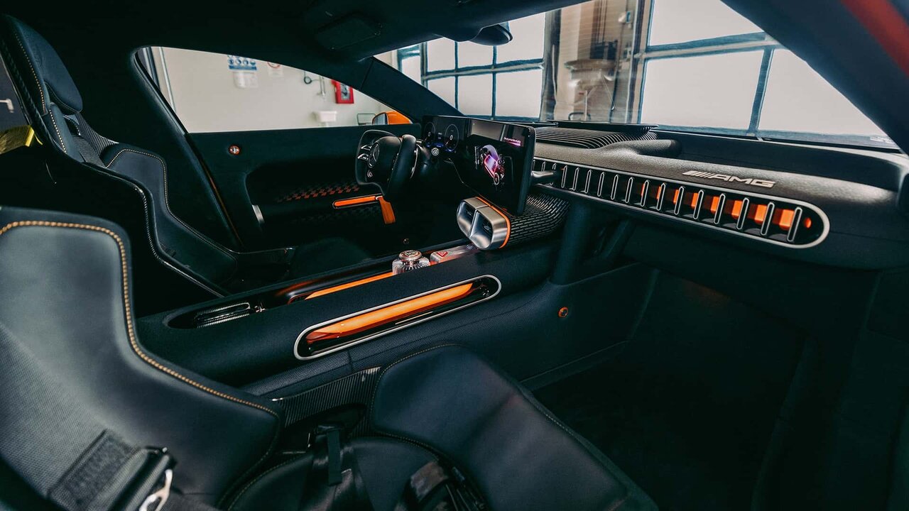 دور دنیا در ۸ روز با مرسدس بنز! / عکس