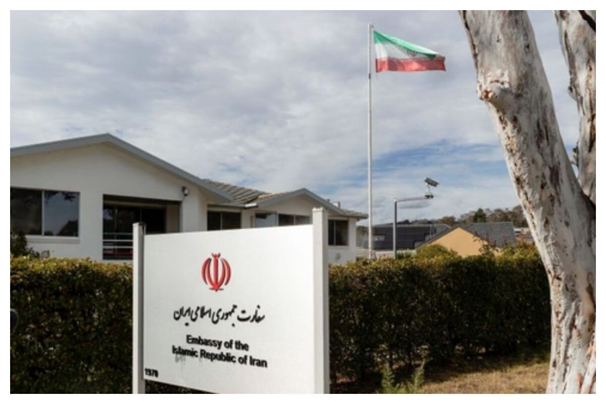 ببینید |  خودروی حامل سفیر ایران در استرالیا از سفارت خارج شد