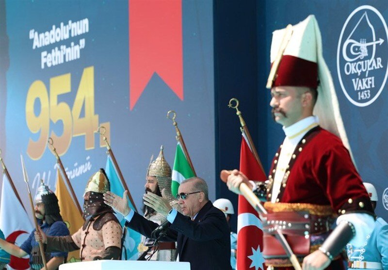 اردوغان با زره و کلاهخود سلجوقیان و عثمانی به دنبال چیست؟