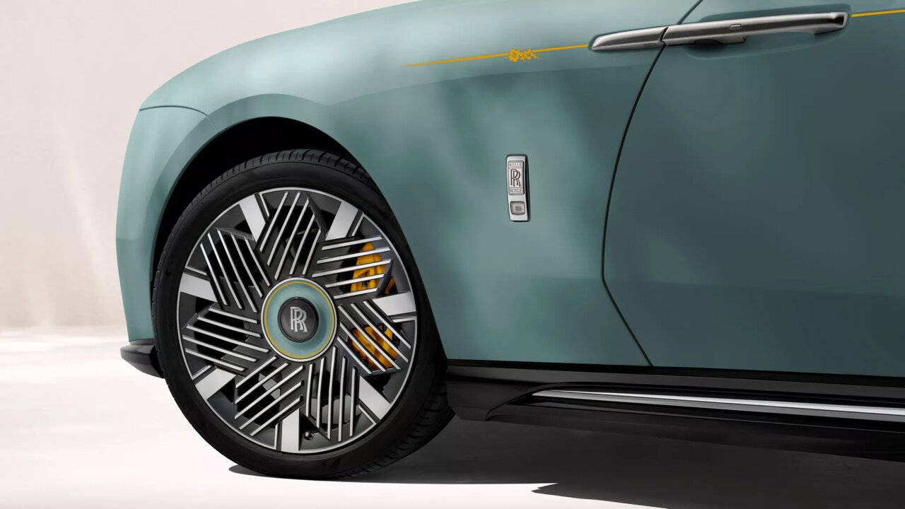 بهاری که روی چهار چرخ شکوفه زد / معرفی نسخه خاص رولزرویس اسپکتر /عکس