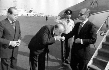 هویدا می‌گفت: نخست‌وزیر واقعی عکس روی دیوار است!