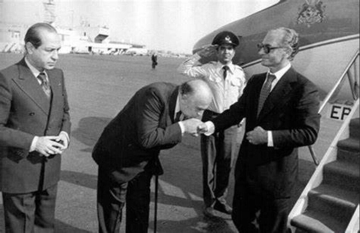 هویدا میگفت: نخستوزیر واقعی عکس روی دیوار است!